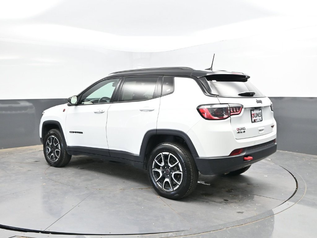 Used 2025 Jeep Compass Trailhawk AWD/4WD image 5