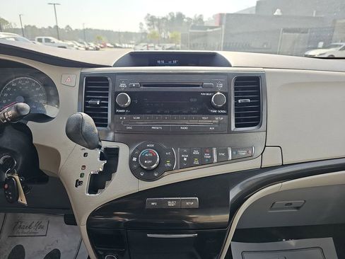 Used 2014 Toyota Sienna LE image 25