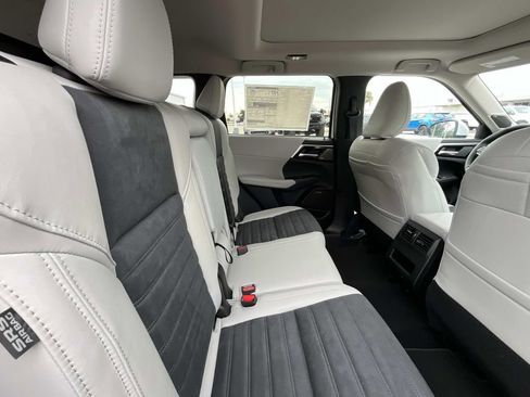 New 2026 Mitsubishi Outlander SE image 13