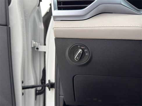 New 2026 Volkswagen Taos SE image 18