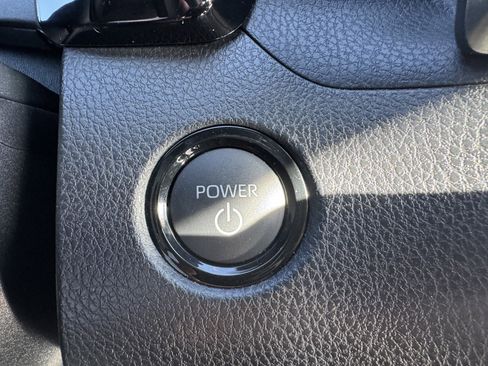 Used 2025 Toyota Camry SE image 28