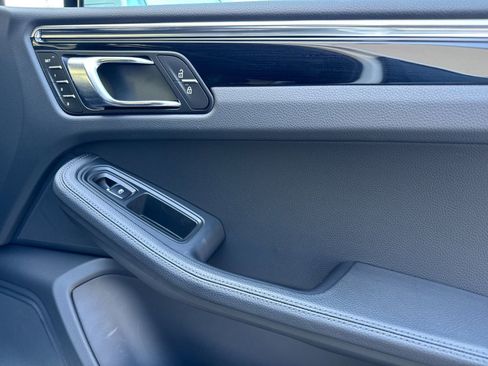 Certified 2025 Porsche Macan image 20
