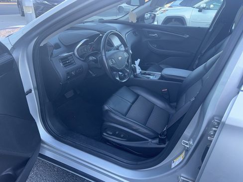 Used 2017 Chevrolet Impala LT w/ Convenience Package image 6