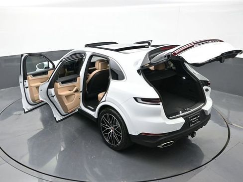 Certified 2025 Porsche Cayenne AWD/4WD image 25