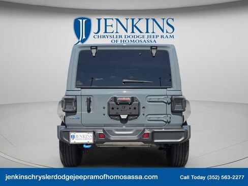 Used 2024 Jeep Wrangler Unlimited Sahara AWD/4WD image 5