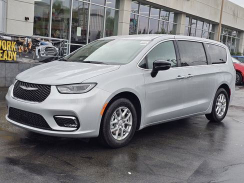 New 2026 Chrysler Pacifica Select image 3