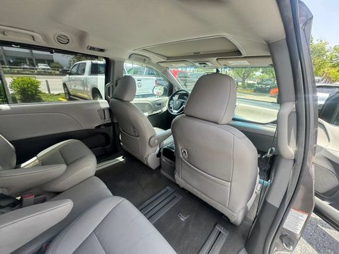 Used 2015 Toyota Sienna XLE w/ XLE Navigation Package FWD image 22