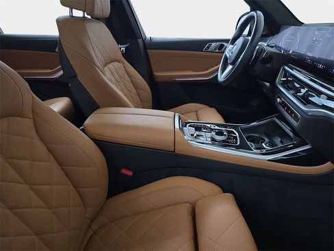 Used 2024 BMW X7 xDrive40i w/ Executive Package image 11