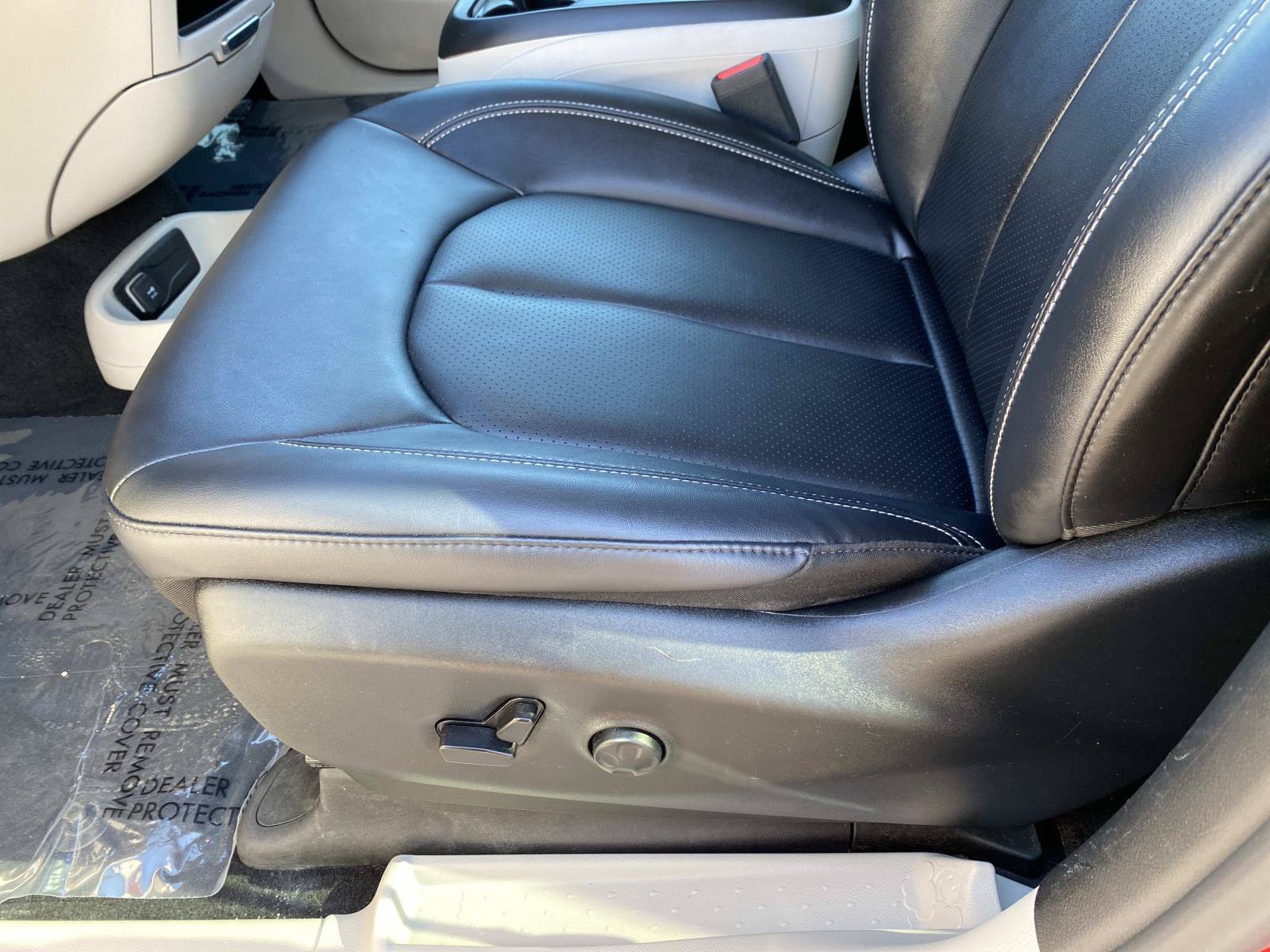 Used 2024 Chrysler Pacifica Touring-L FWD image 20