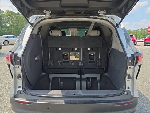 Used 2021 Toyota Sienna LE w/ LE Plus Package FWD image 48