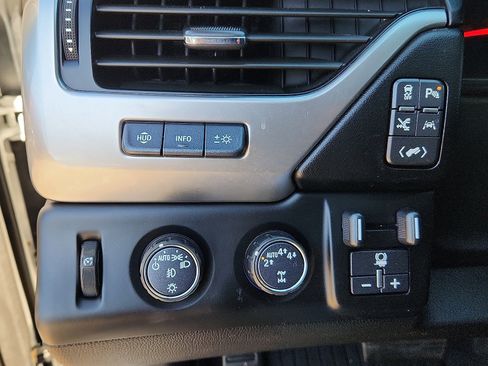 Used 2020 Chevrolet Suburban Premier w/ Premier Plus Edition image 17