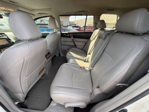 Used 2012 Toyota Highlander Limited w/ Tow Pkg FWD image 17