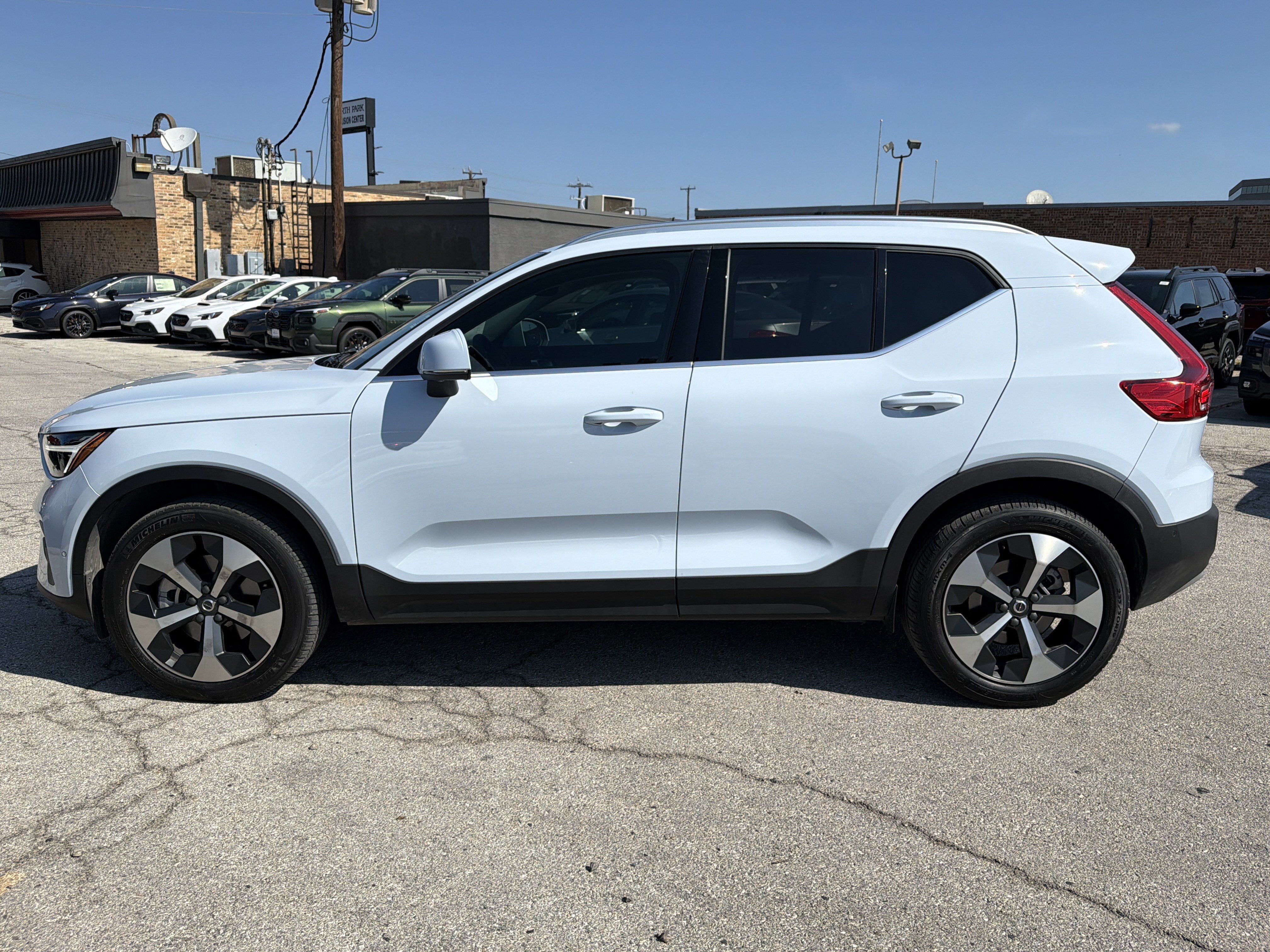 Used 2025 Volvo XC40 B5 Plus AWD/4WD image 6