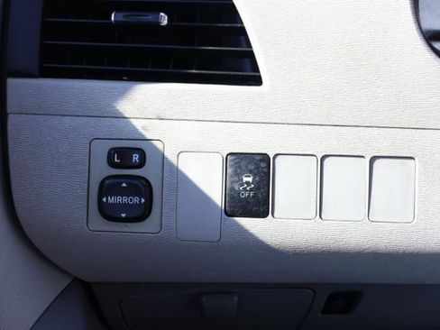 Used 2013 Toyota Sienna LE w/ Towing Pkg FWD image 14