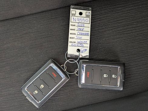 Used 2023 Jeep Grand Cherokee Laredo RWD image 37