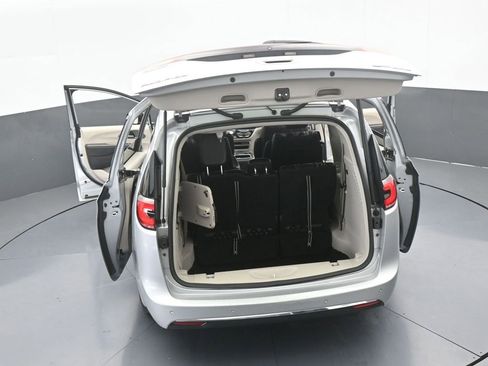 Used 2024 Chrysler Pacifica Select image 64
