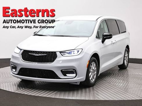 Used 2024 Chrysler Pacifica Touring-L FWD image 1