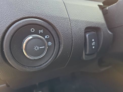 Used 2019 Ford Taurus SEL w/ Equipment Group 201A FWD image 11