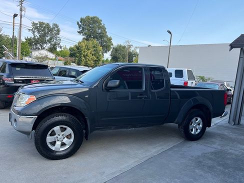 Used 2011 Nissan Frontier SV AWD/4WD image 4