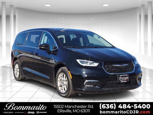 Used 2024 Chrysler Pacifica Touring-L image 1
