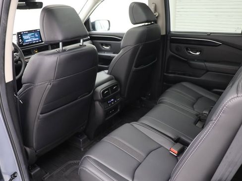 Used 2025 Honda Pilot Touring image 10