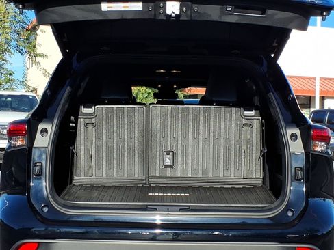 Used 2023 Toyota Highlander XSE image 9