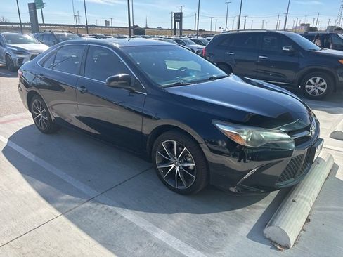Used 2017 Toyota Camry XSE image 3