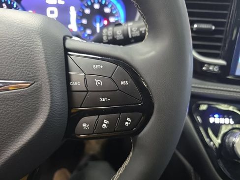 Used 2025 Chrysler Pacifica Limited FWD image 32