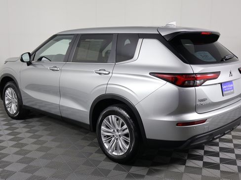 Used 2024 Mitsubishi Outlander ES image 8