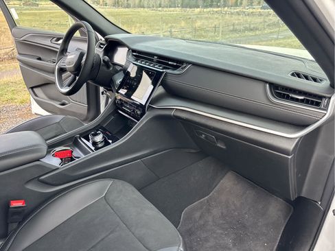 New 2025 Jeep Grand Cherokee Altitude image 27