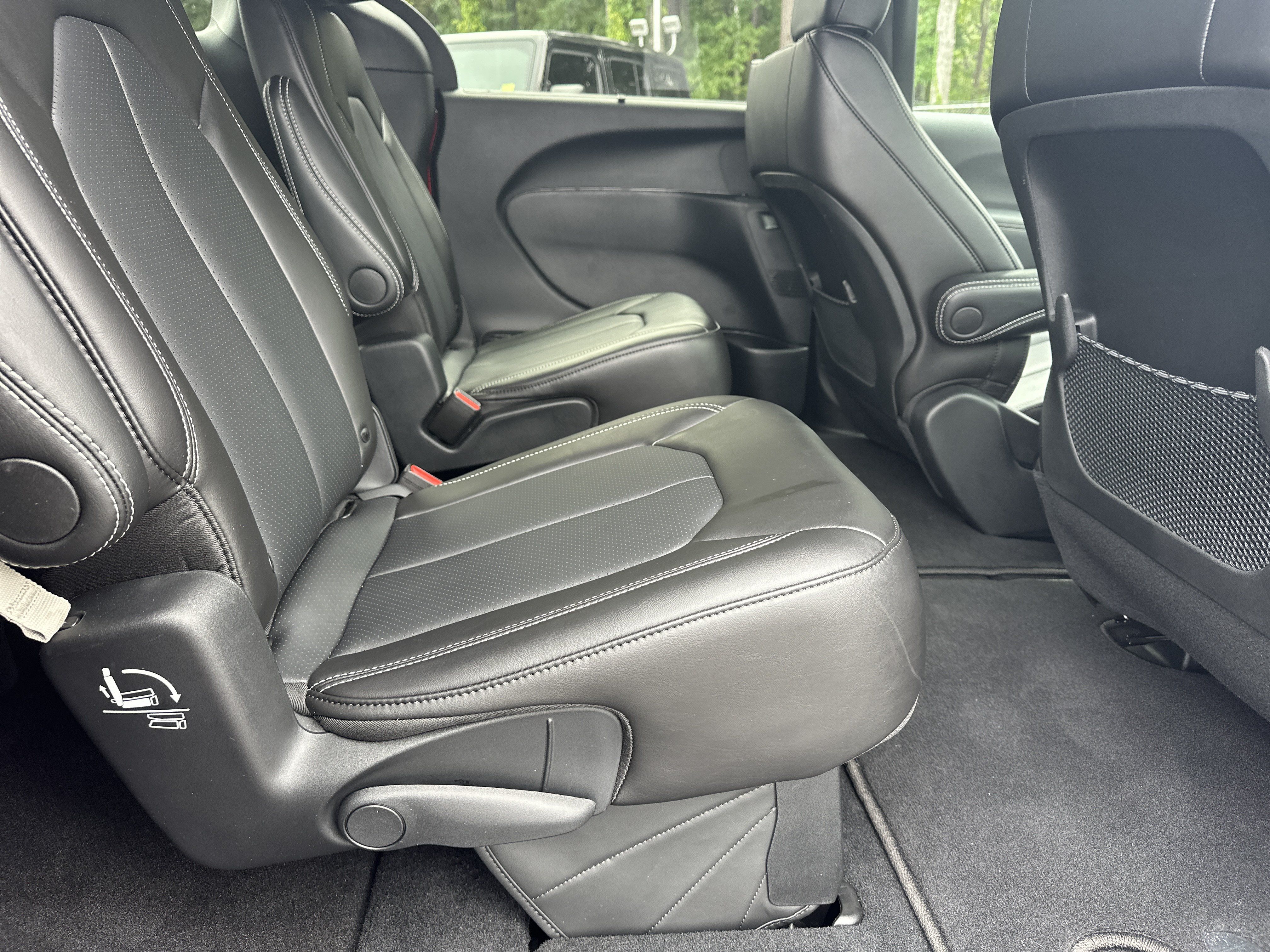 Used 2025 Chrysler Voyager LX FWD image 16