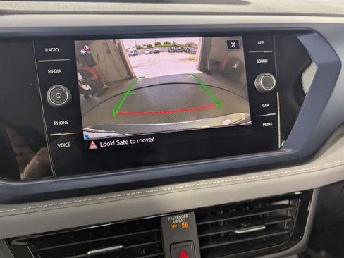 Used 2024 Volkswagen Taos SE FWD image 21