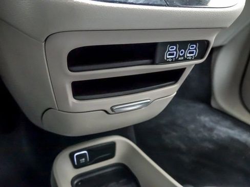 Used 2023 Chrysler Pacifica Touring-L FWD image 21