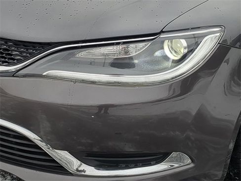 Used 2015 Chrysler 200 Limited image 10