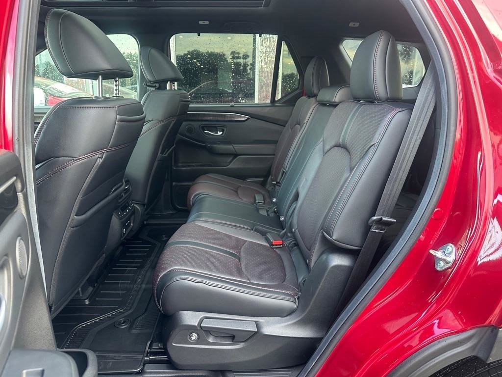 Used 2025 Honda Pilot Black Edition image 29