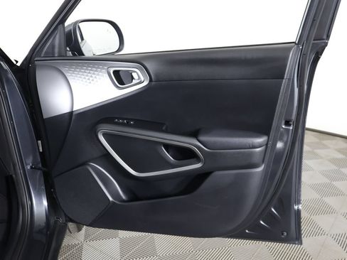 Used 2023 Kia Soul LX w/ LX Technology Package FWD image 22