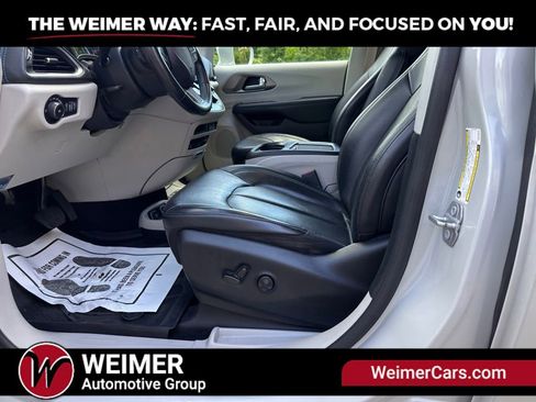 Used 2021 Chrysler Pacifica Touring-L w/ Uconnect Theater Family Group AWD/4WD image 8
