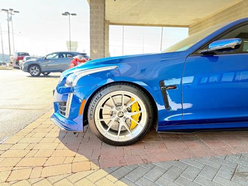 Used 2018 Cadillac CTS V w/ Luxury Package RWD image 5