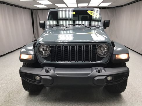 Used 2024 Jeep Gladiator Sport AWD/4WD image 6