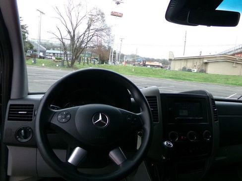 Used 2015 Mercedes-Benz Sprinter 2500 image 9