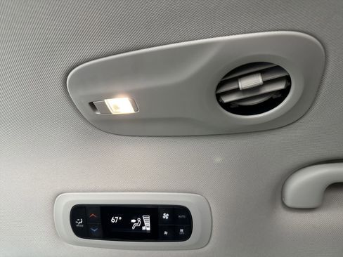 Used 2023 Chrysler Pacifica Touring-L image 30