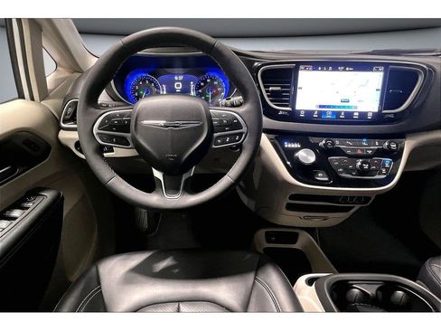 Used 2024 Chrysler Pacifica Touring-L image 6