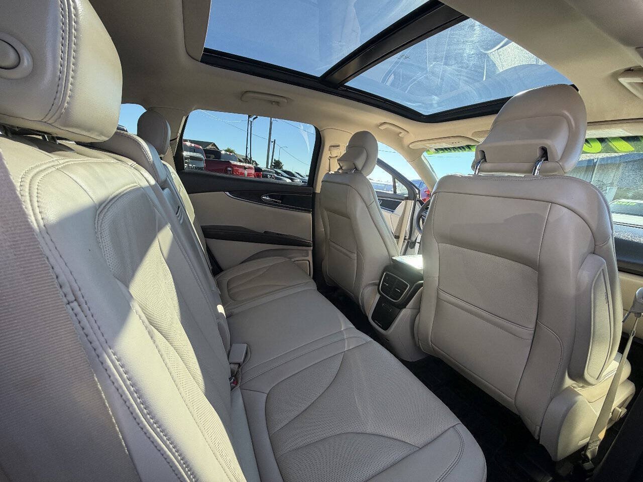 Used 2018 Lincoln MKX Reserve w/ Driver Assistance Package AWD/4WD image 18