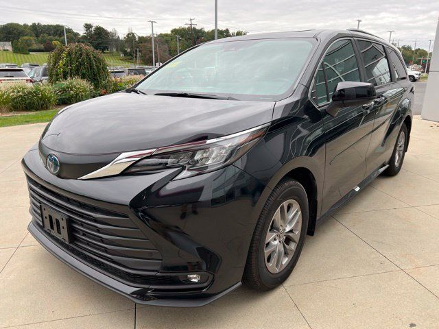 Used 2025 Toyota Sienna XLE w/ XLE Plus Package AWD/4WD image 3