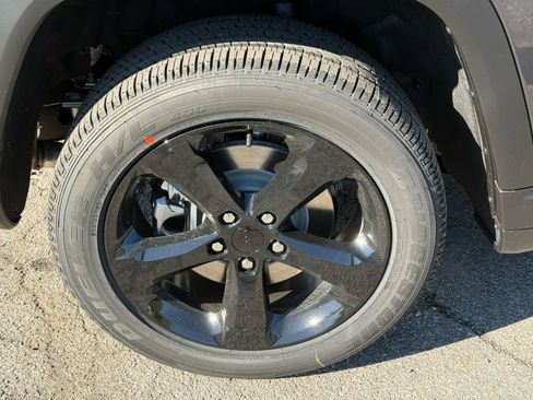 New 2025 Jeep Grand Cherokee L Laredo image 37