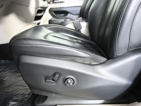 Used 2018 Chrysler Pacifica Touring-L image 23