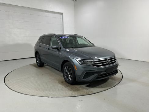 Used 2022 Volkswagen Tiguan SE AWD/4WD image 2