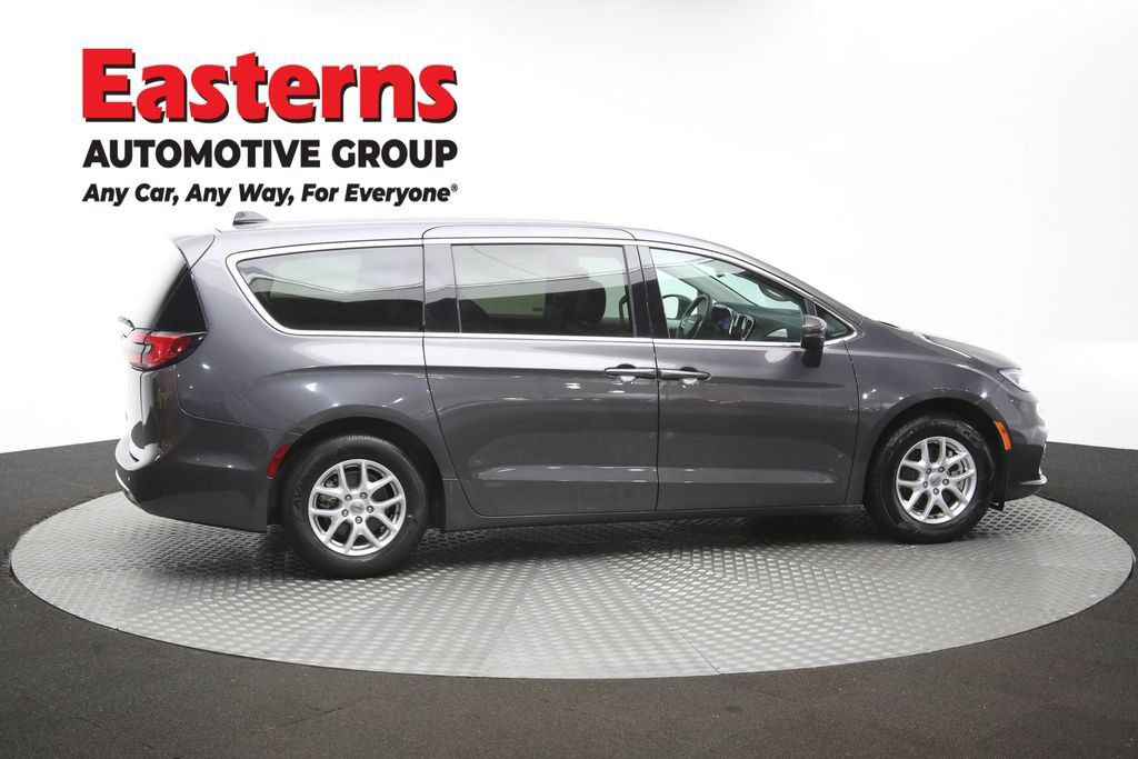 Used 2023 Chrysler Pacifica Touring-L FWD image 47