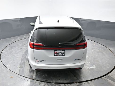 Used 2024 Chrysler Pacifica Select image 47