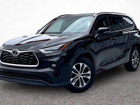 Used 2021 Toyota Highlander XLE AWD/4WD image 4
